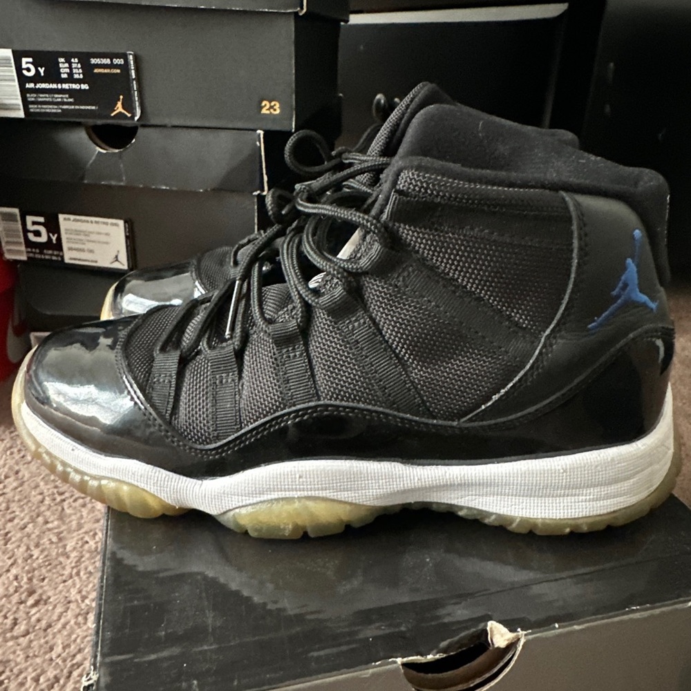 Space jam Jordan 11 size 4.5